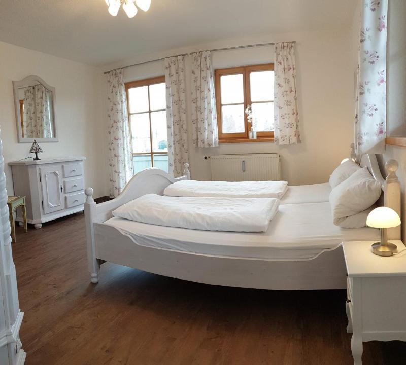Ferienwohnungen Haus Am See แบร์เนา อัม คีมเซ ภายนอก รูปภาพ