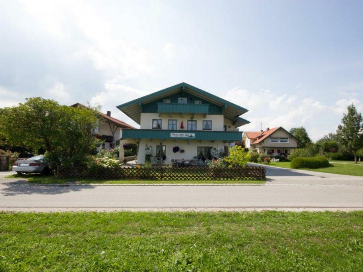 Ferienwohnungen Haus Am See แบร์เนา อัม คีมเซ ภายนอก รูปภาพ